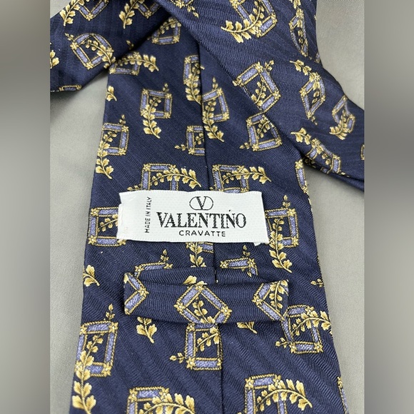 Vintage Valentino Cravatte 100% Silk tie. Made in Italy
RN 68128 - Picture 5 of 6
